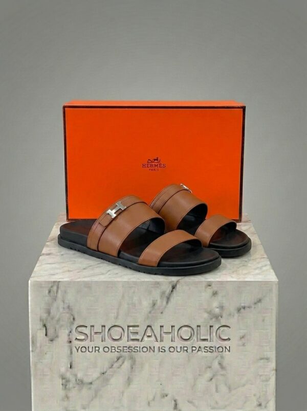 Shoe rendering with pedestal logo 202604301157 6
